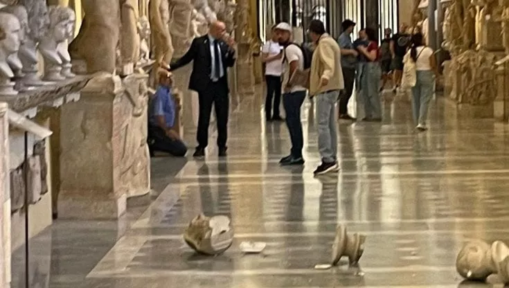 Roma, visitatore lancia a terra due statue ai Musei Vaticani