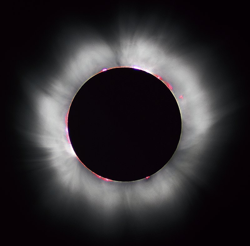 Un'Eclissi parziale di Sole nel cielo di ottobre