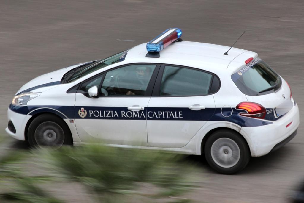Roma. Fuggitivi si schiantano contro un’auto della municipale